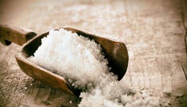 13 simpatias de proteção com sal grosso