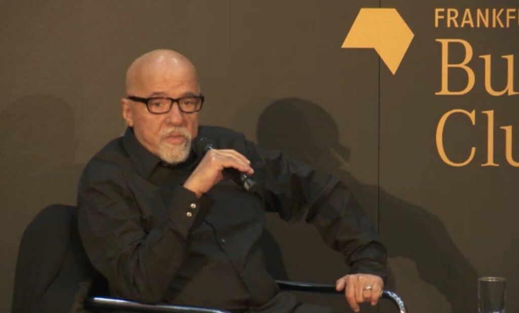 Paulo Coelho falando no microfone