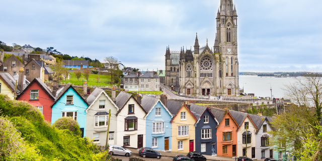 Foto da catedral e as casas em Cobh na Irlanda