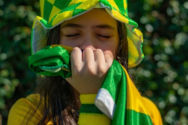 Torcedora do Brasil abraçando a bandeira