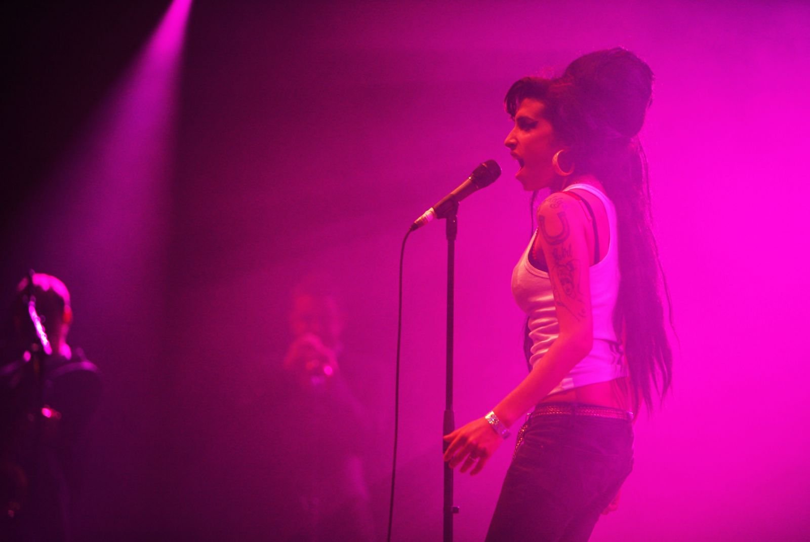 Amy Winehouse cantando no palco