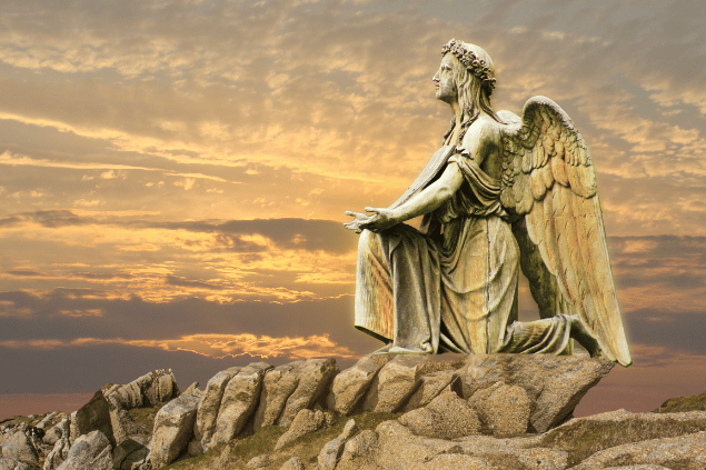 Imagem representativa do anjo da guarda Imamaiah. A estátua de anjo está ajoelhada olhando ao céu. 