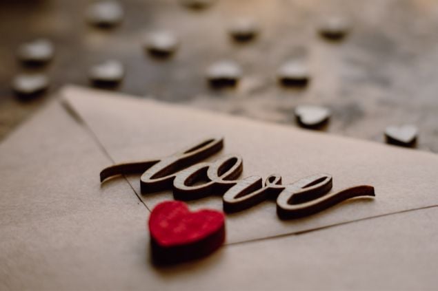Imagem de uma carta de amor, com o selo em formato de coração eescrito 