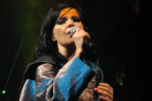 Imagem da cantora Björk cantando em um show