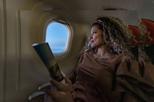 Mulher feliz viajando de avião
