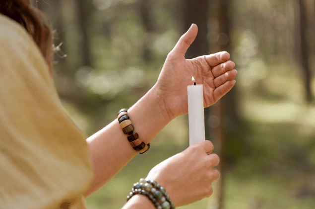 Mulher segurando uma vela branca