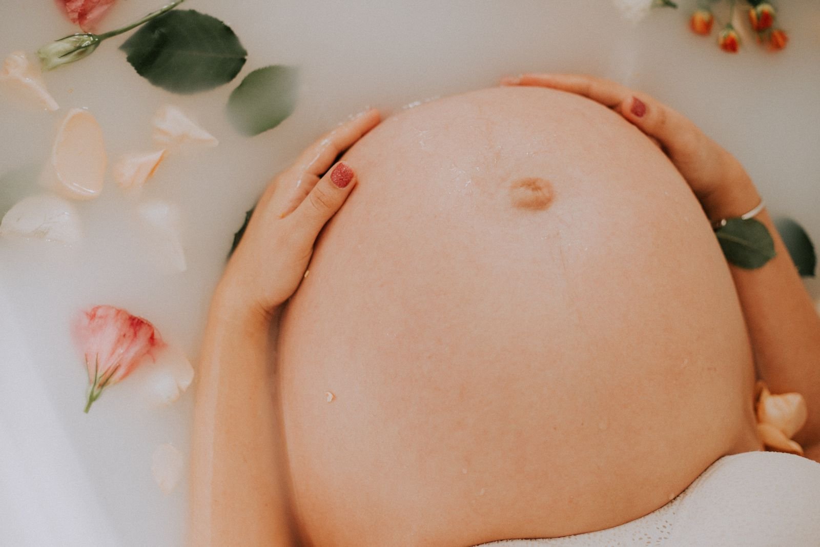 Mulher grávida sentada em uma banheira