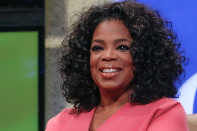 Oprah sorrindo em um programa de TV