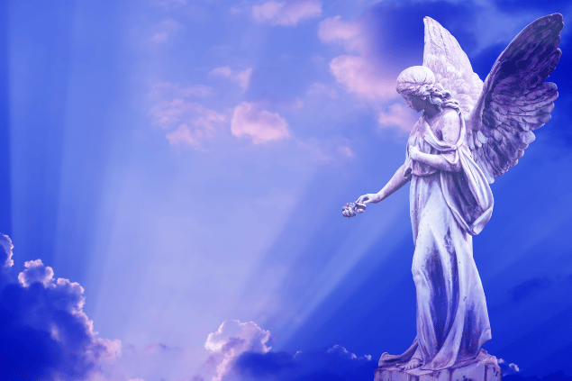 Lindo anjo no céu azul e roxo. 