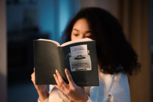 Imagem de uma mulher lendo um livro
