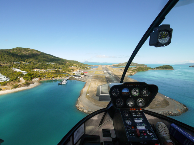 Helicóptero perto de ilha