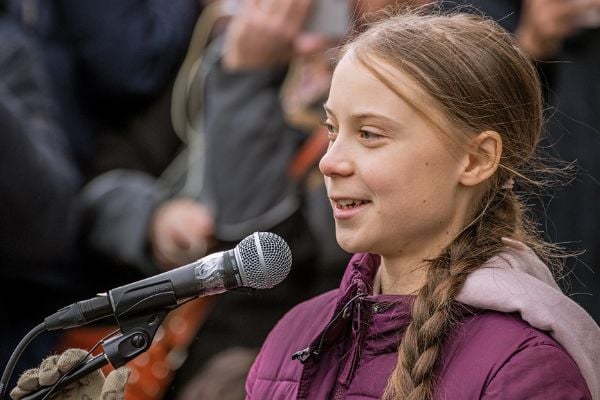 Imagem da ativista Greta Thunberg falando em uma conferência