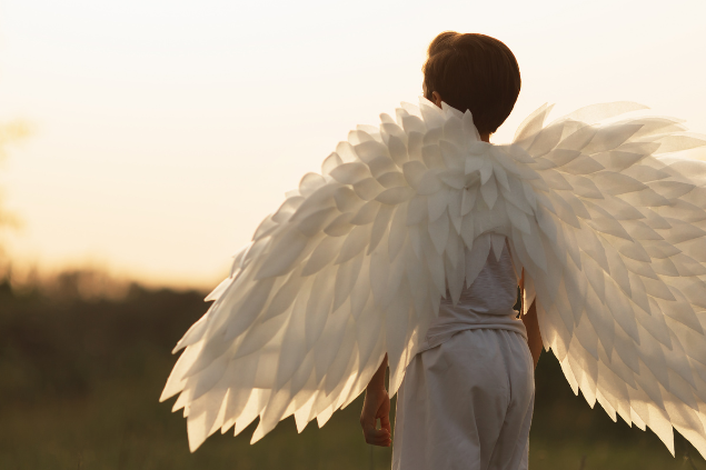 Criança vestida de anjo