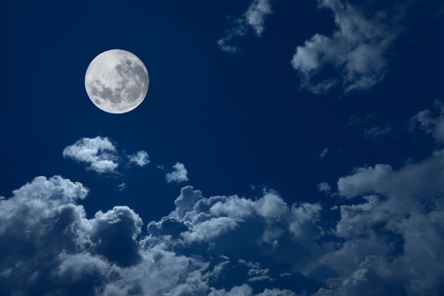 Lua Cheia no céu em volta de nuvens