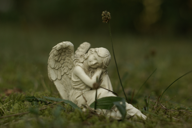 Estátua de anjo em um jardim