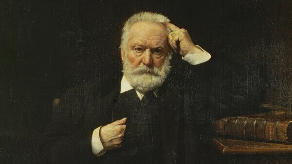 Victor Hugo olhando para frente com a mão apoiando a cabeça
