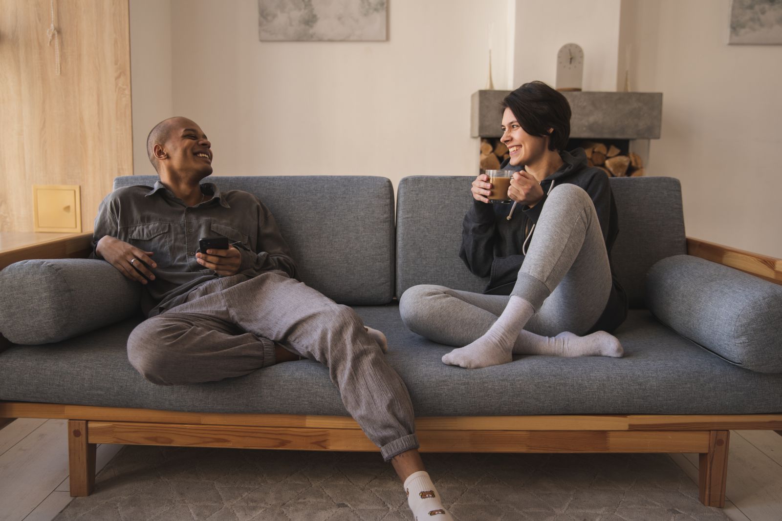 Homem e mulher sentados no sofá conversando