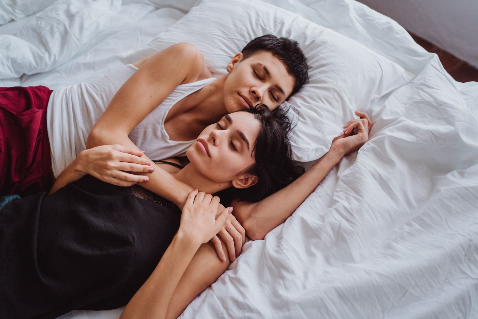 Duas mulheres abraçadas na cama