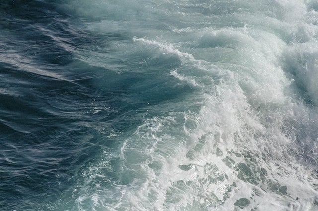 Mar com ondas quebrando.